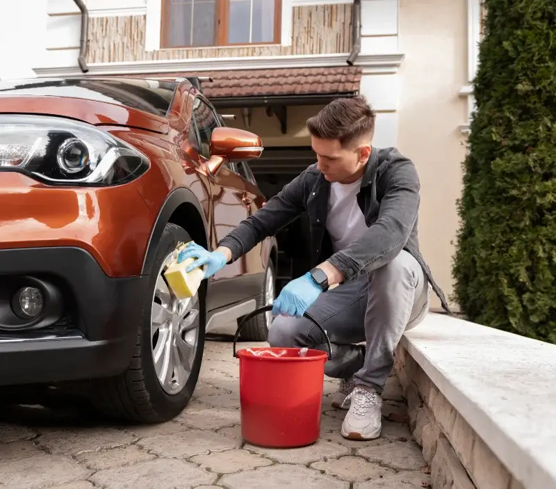 Lavage auto à domicile Saucats : professionnel intervenant sur un véhicule